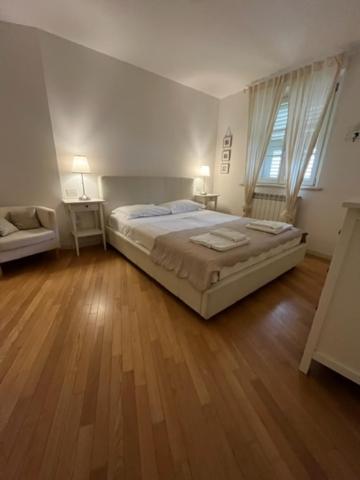 トリエステにあるIl Borgoのベッドルーム1室(大型ベッド1台付)