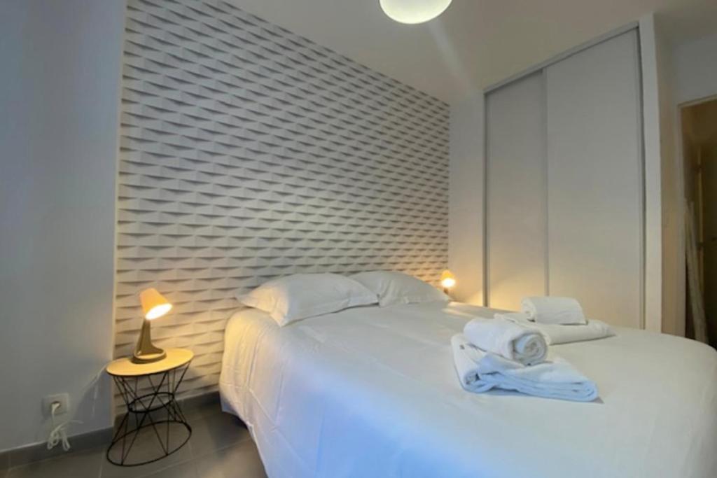 Posteľ alebo postele v izbe v ubytovaní Cosy apartment with balcony in the heart of Caen