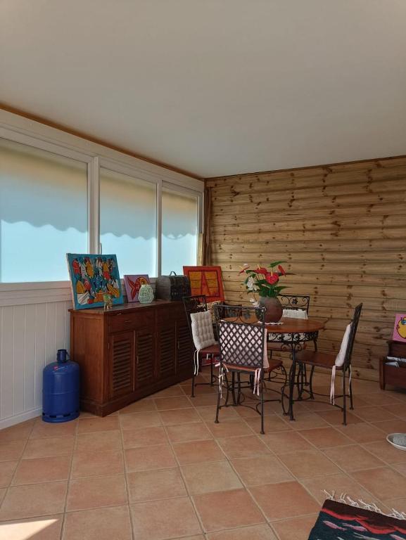 Fotografie z fotogalerie ubytování grand studio en bas de villa avec vue sur mer au Carbet v destinaci Le Carbet