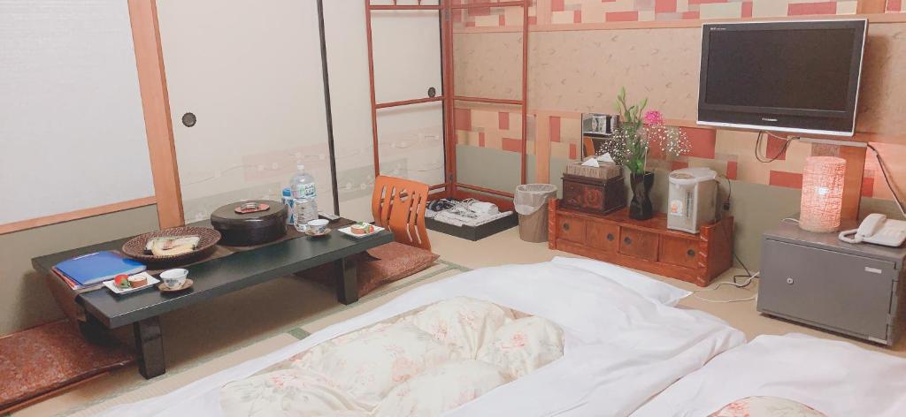 TV a/nebo společenská místnost v ubytování Kyoto Ryokan Gion Sano