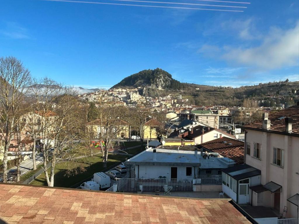 vista su una città con una montagna sullo sfondo di Ft home a Castel di Sangro