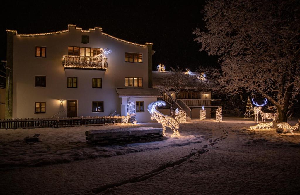 リート・イム・オーバーインタールにあるStadlchaletのクリスマスライト付きの家
