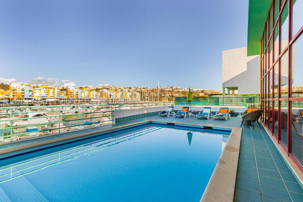 una piscina al lado de un edificio en Villa Marina, en Albufeira