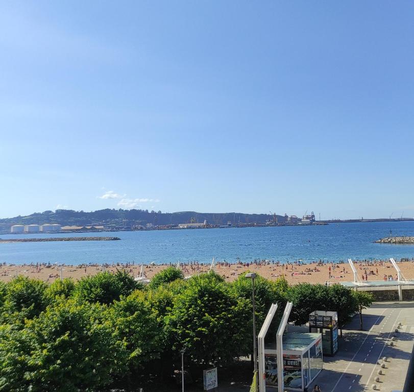 uma vista para a praia a partir da varanda de um condomínio em Prado-Gijon em Gijón