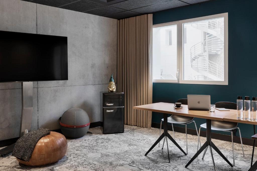 TV a/nebo společenská místnost v ubytování ibis Styles Amiens Centre
