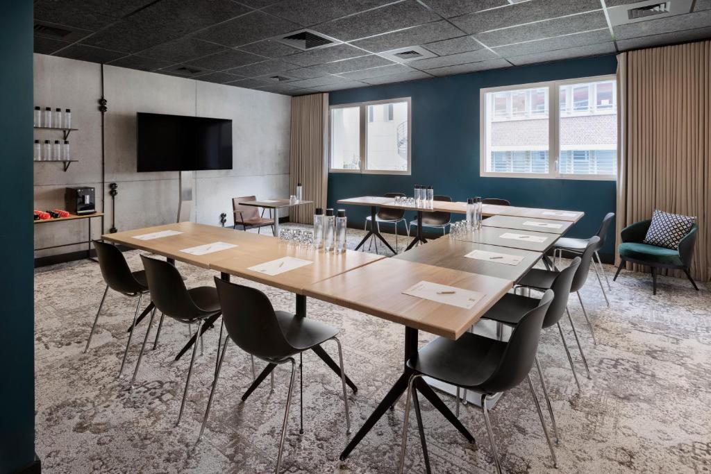 TV a/nebo společenská místnost v ubytování ibis Styles Amiens Centre