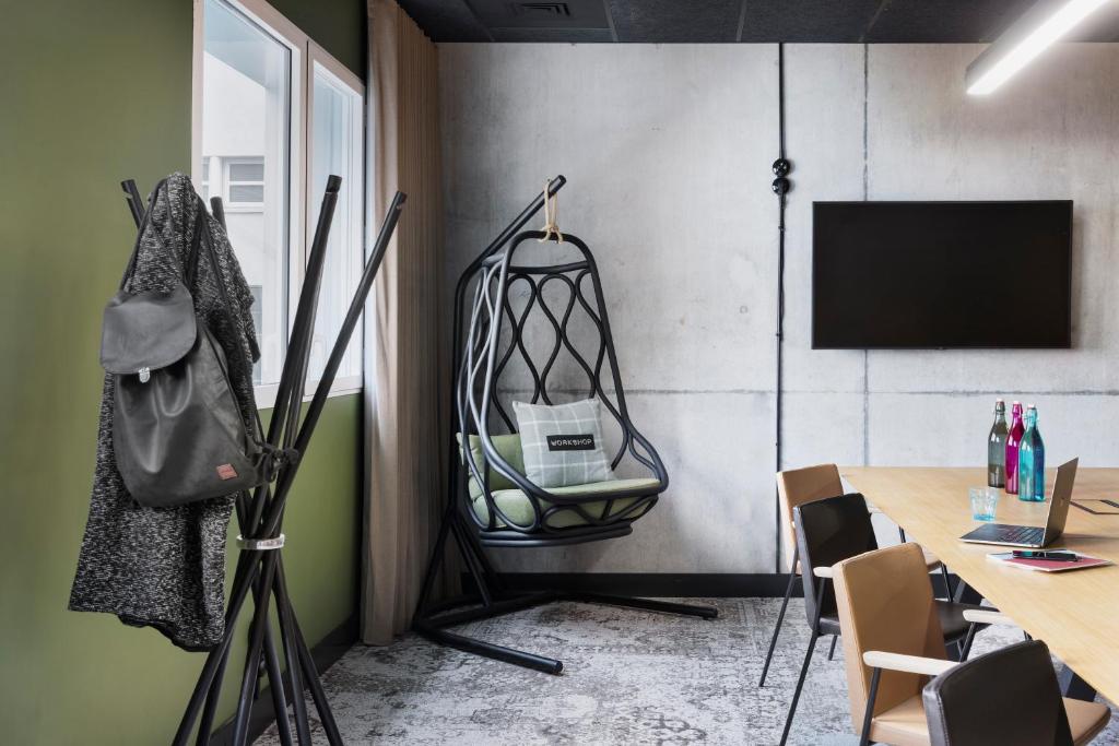TV a/nebo společenská místnost v ubytování ibis Styles Amiens Centre