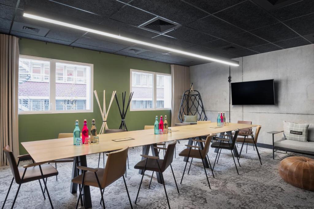 TV a/nebo společenská místnost v ubytování ibis Styles Amiens Centre