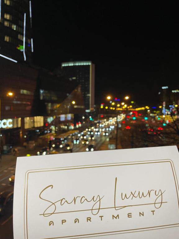 ein Zeichen, das auf einer Stadtstraße ein lebhaftes Treffen liest in der Unterkunft Saray Luxury in Sarajevo