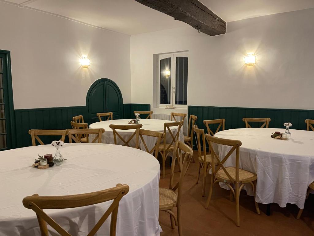 Ein Restaurant oder anderes Speiselokal in der Unterkunft G&icirc;te Les 27 