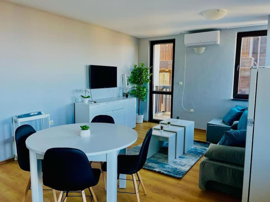 Royal Park apartment with view