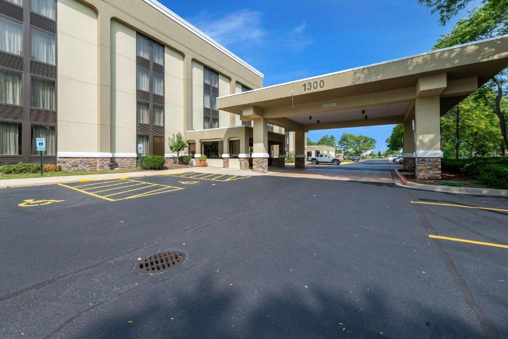 an empty parking lot in front of a hotel at Comfort Inn Chicago Schaumburg - O'Hare Airport in Schaumburg