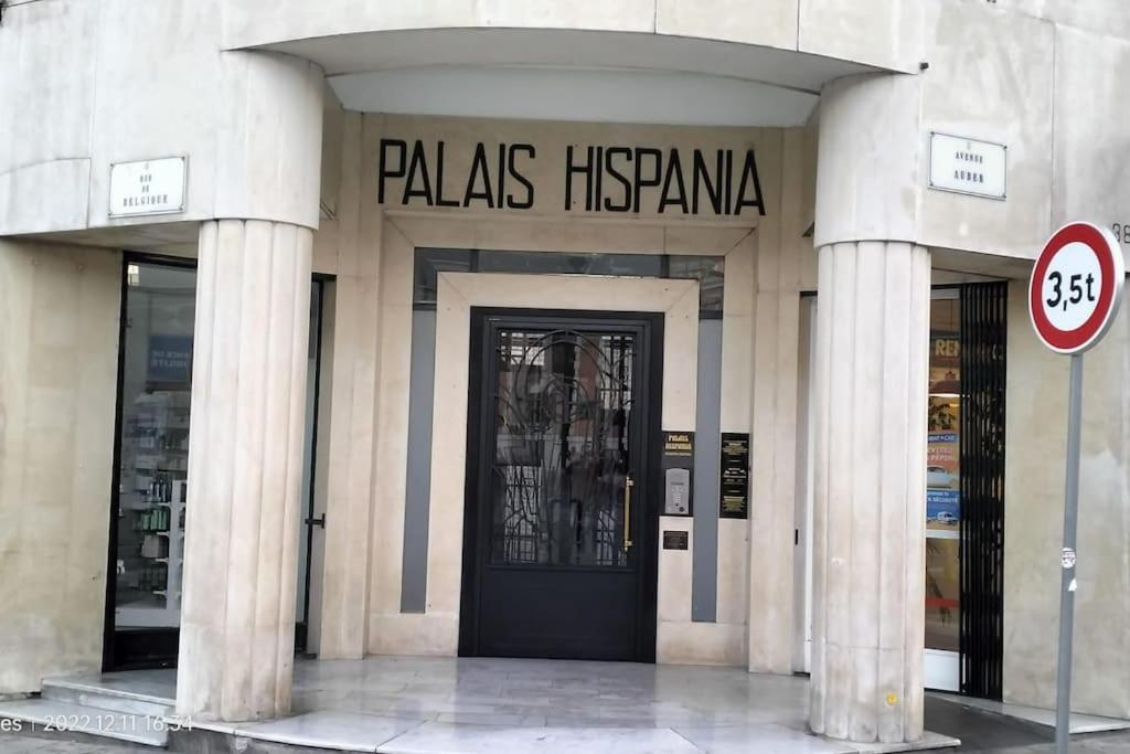 - un bâtiment avec une porte et un panneau dans l'établissement Charmant et calme face gare centrale, à Nice