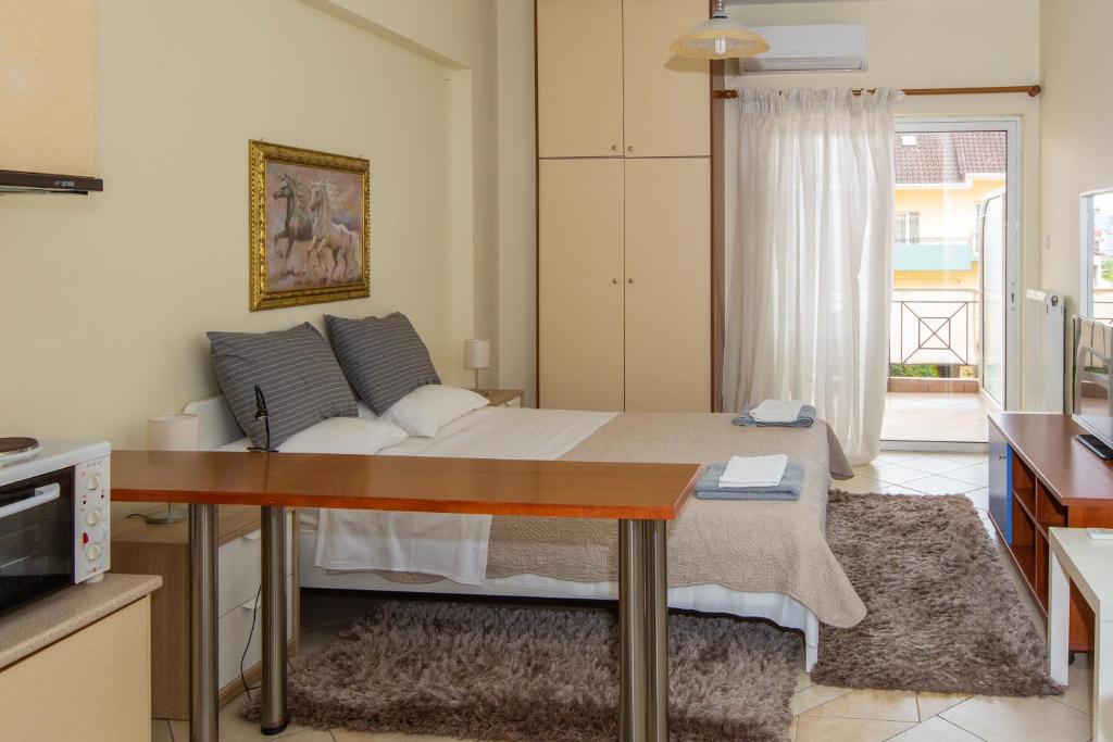 1 dormitorio con 1 cama y escritorio en una habitación en Studio B1, en Ioannina