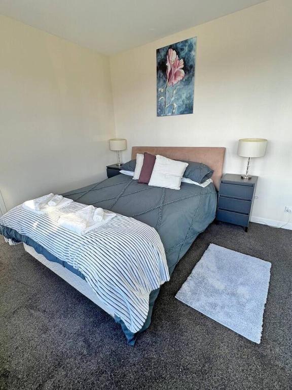 Postel nebo postele na pokoji v ubytování Spacious & High in the Skyplaza - 1bd 1bth Apt