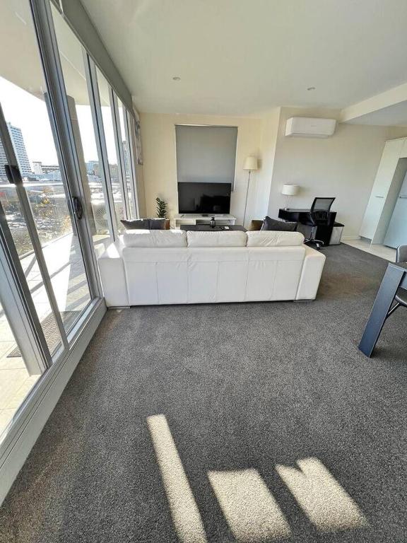TV a/nebo společenská místnost v ubytování Spacious & High in the Skyplaza - 1bd 1bth Apt