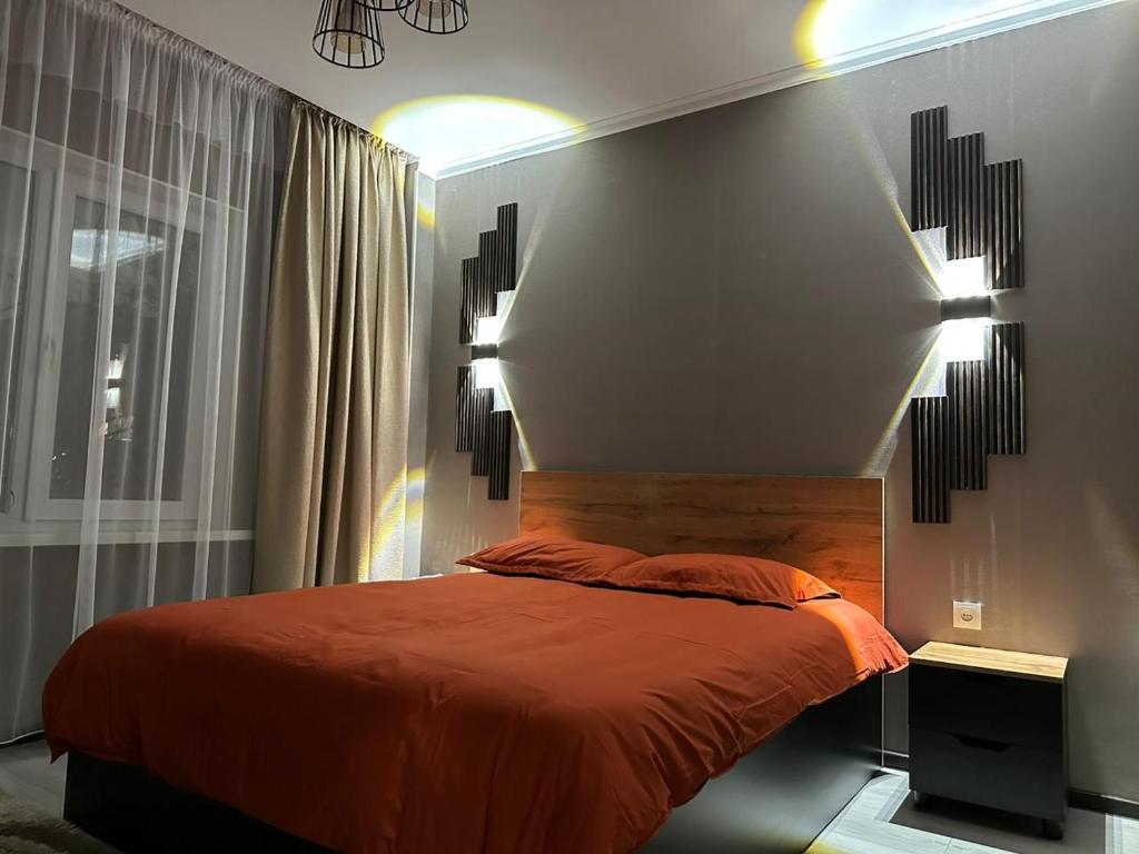 Un pat sau paturi într-o cameră la Двухкомнатная квартира