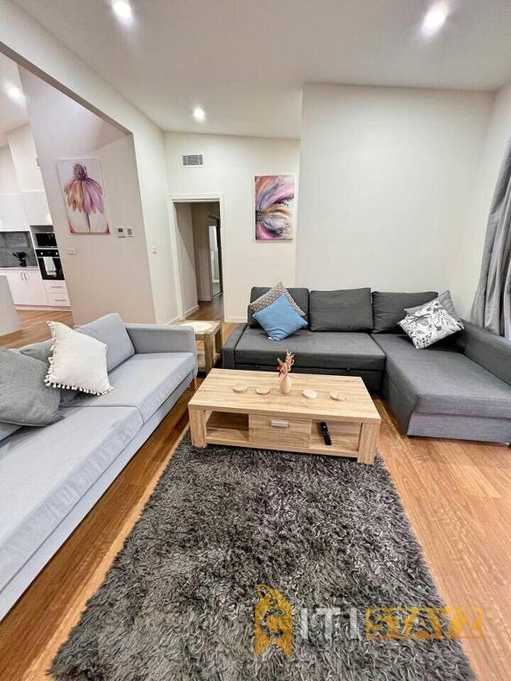 Posezení v ubytování Lavish in Lyons - 3bd 2bth Spacious & Modern Home