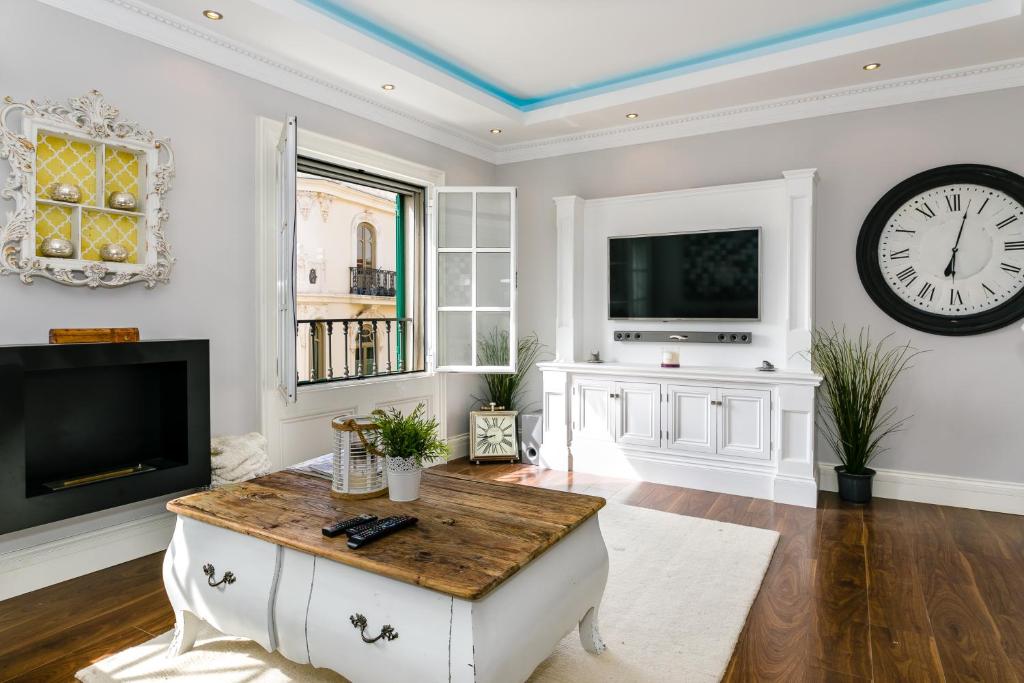 Televízia a/alebo spoločenská miestnosť v ubytovaní weforyou 2 BEDROOMS PENTHOUSE AT MALAGA CENTER