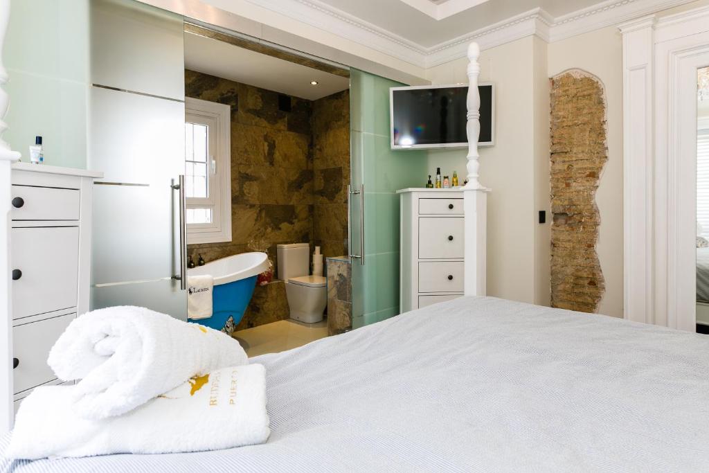 Posteľ alebo postele v izbe v ubytovaní weforyou 2 BEDROOMS PENTHOUSE AT MALAGA CENTER
