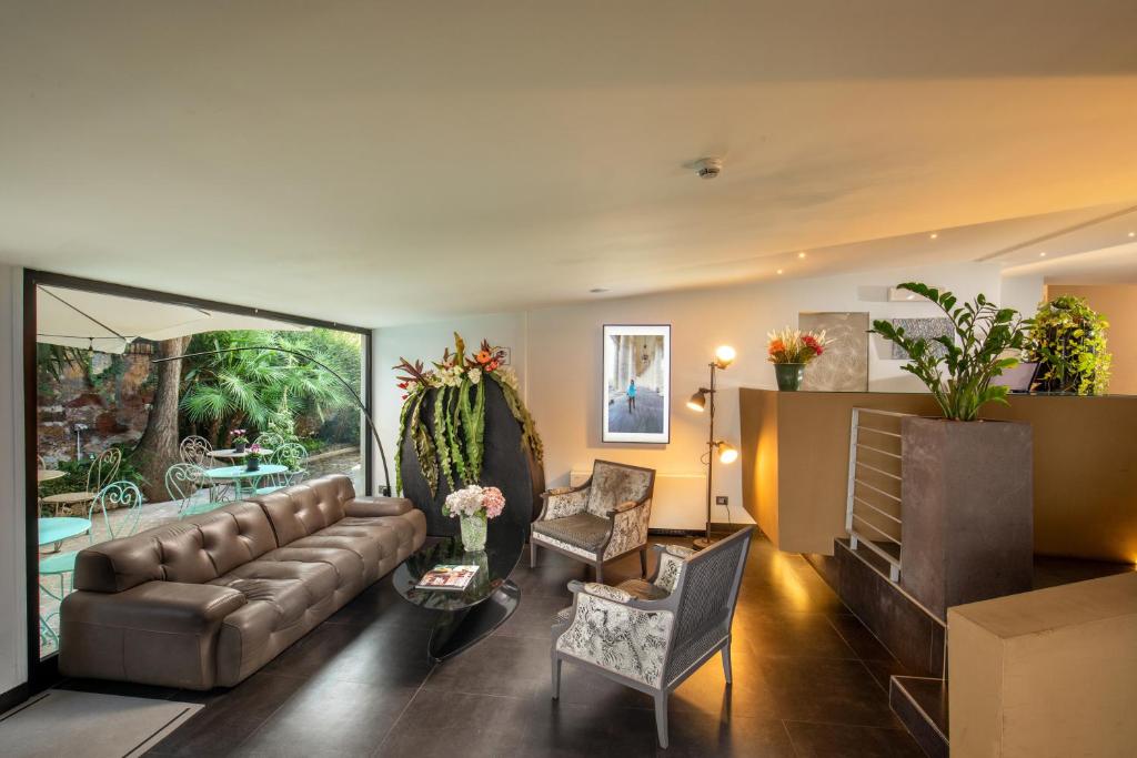 A seating area at Fragrance Hotel St. Peter
