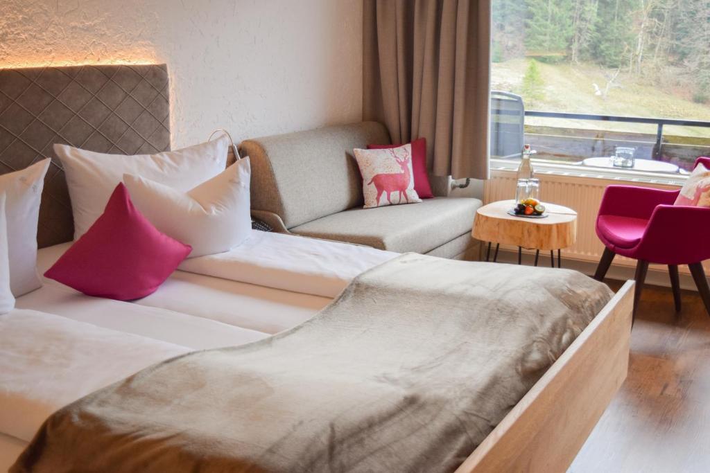 Postel nebo postele na pokoji v ubytování Hotel Bad Rain mit Oberstaufen PlusGolf