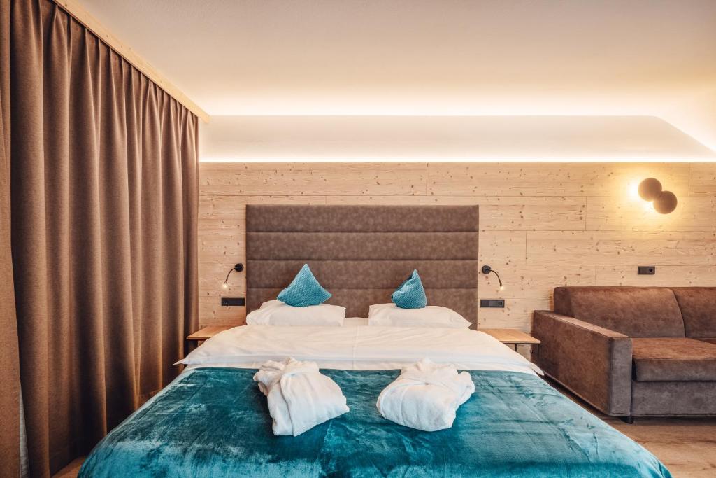 Postel nebo postele na pokoji v ubytování Hotel Plan de Gralba - das Berghotel