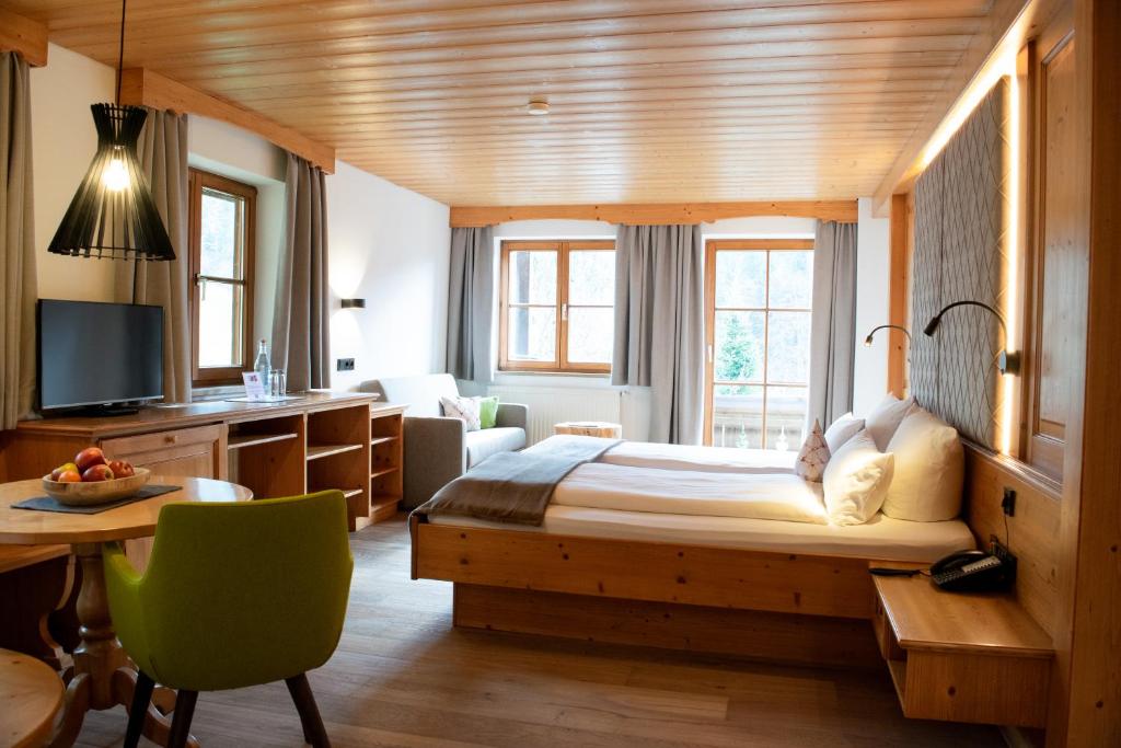 Postel nebo postele na pokoji v ubytování Hotel Bad Rain mit Oberstaufen PlusGolf