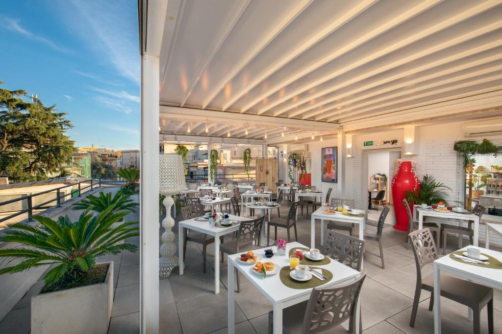 A restaurant or other place to eat at Fragrance Hotel St. Peter