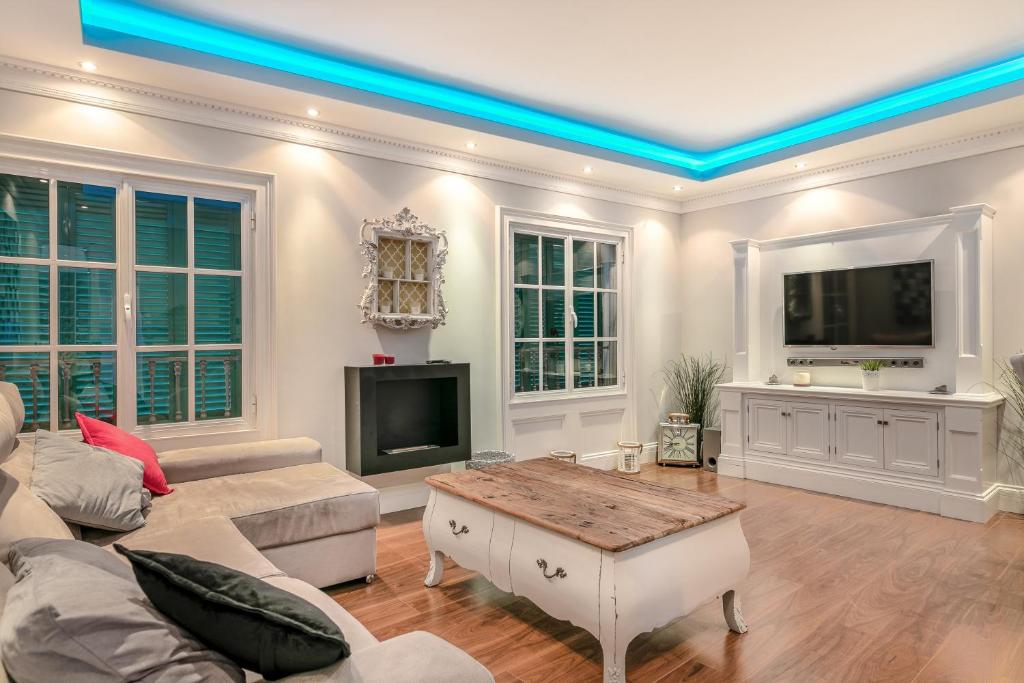Televízia a/alebo spoločenská miestnosť v ubytovaní weforyou 2 BEDROOMS PENTHOUSE AT MALAGA CENTER