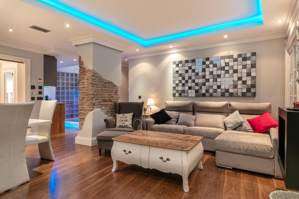 Posedenie v ubytovaní weforyou 2 BEDROOMS PENTHOUSE AT MALAGA CENTER