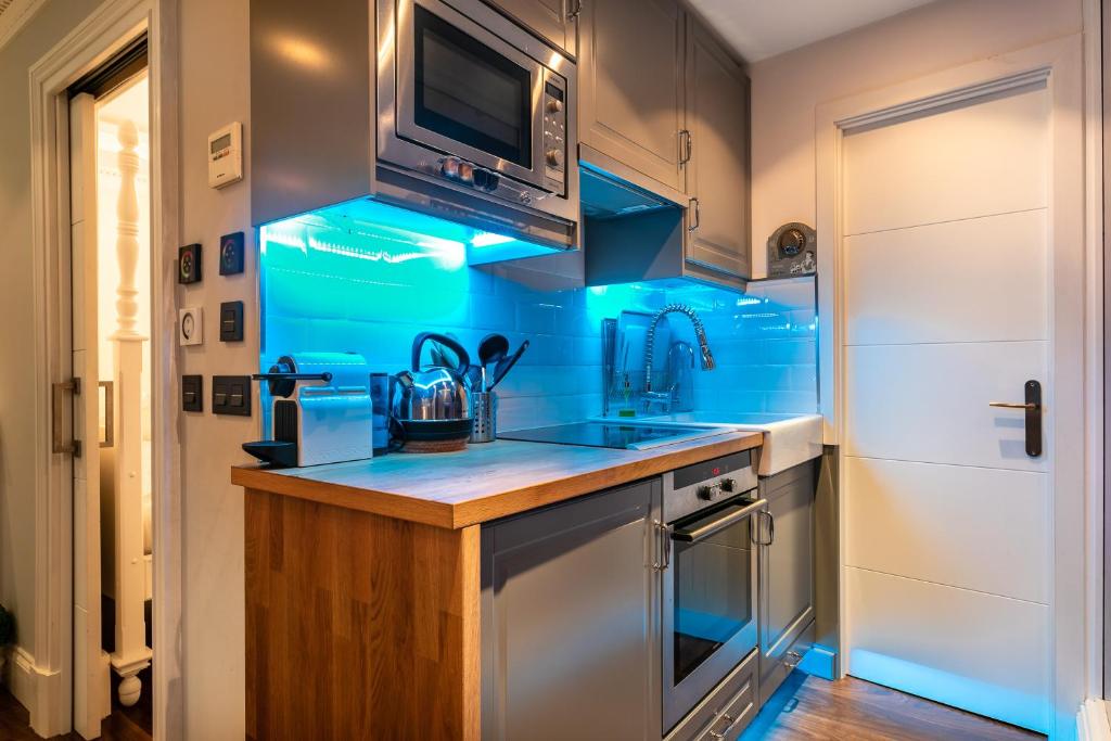 Kuchyňa alebo kuchynka v ubytovaní weforyou 2 BEDROOMS PENTHOUSE AT MALAGA CENTER
