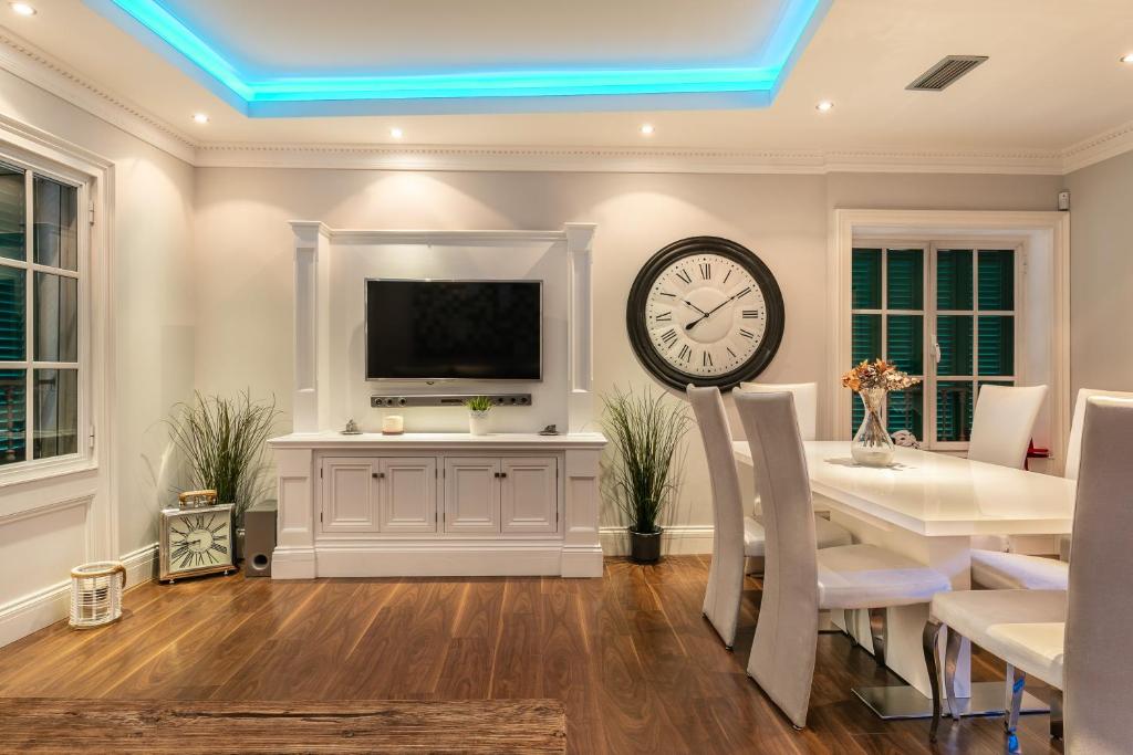 Televízia a/alebo spoločenská miestnosť v ubytovaní weforyou 2 BEDROOMS PENTHOUSE AT MALAGA CENTER