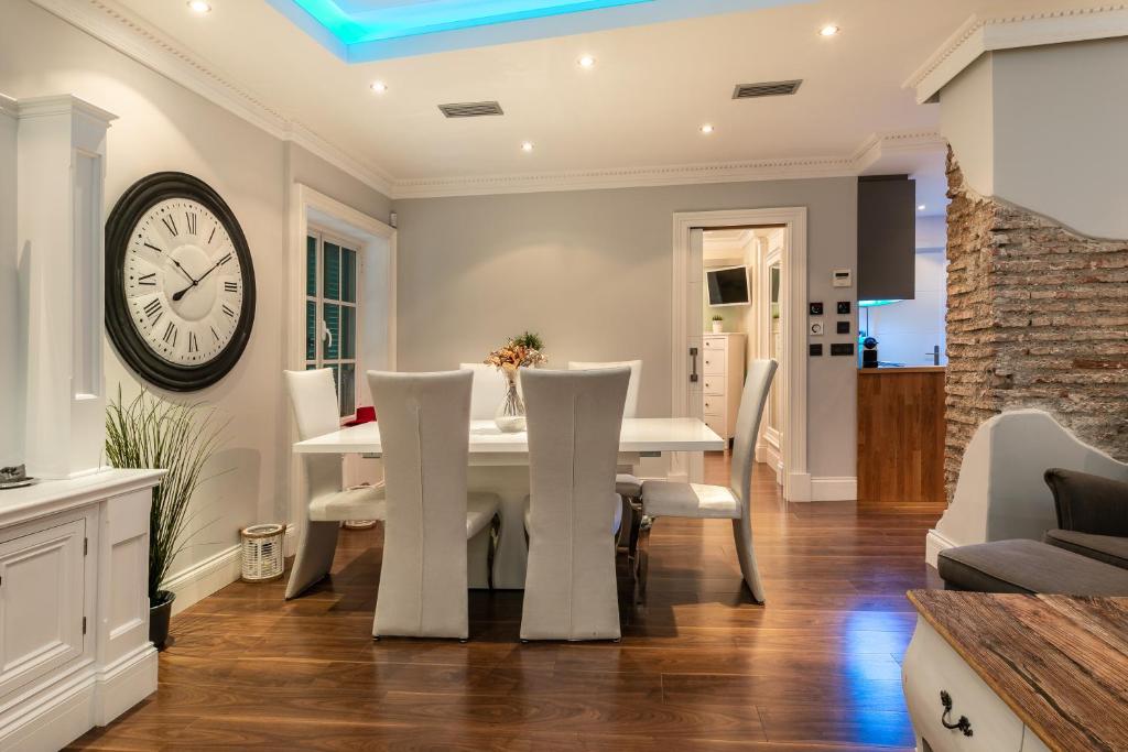 Posedenie v ubytovaní weforyou 2 BEDROOMS PENTHOUSE AT MALAGA CENTER