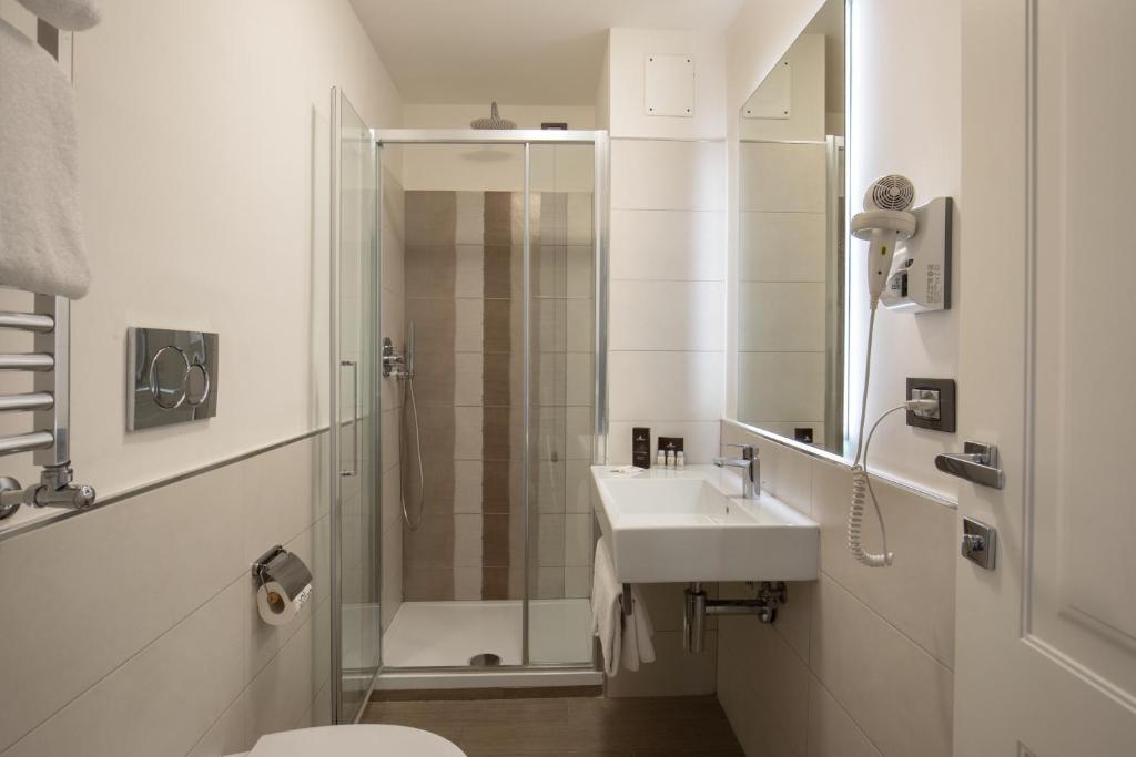 A bathroom at Fragrance Hotel St. Peter