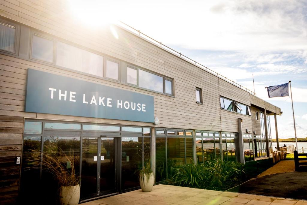 利物浦的住宿－The Lake House，一座大建筑,上面有读湖房子的标志