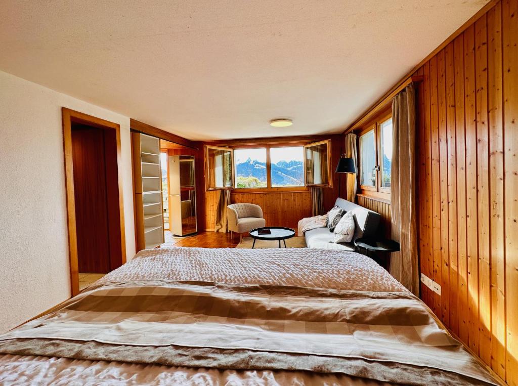 Postel nebo postele na pokoji v ubytování Cosy appartment 10 min from Gstaad with stunning view
