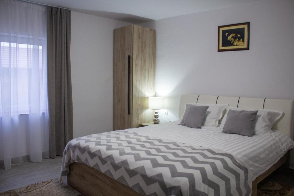 Ένα ή περισσότερα κρεβάτια σε δωμάτιο στο Casa Cu Vie