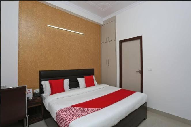 Postel nebo postele na pokoji v ubytování GRT Residency Hotel