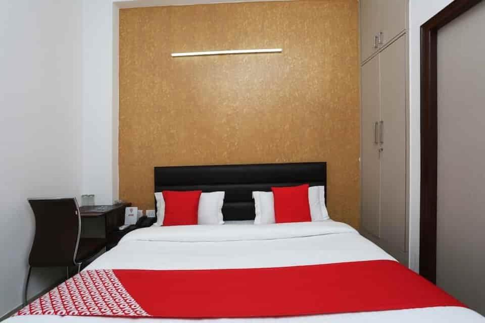 Postel nebo postele na pokoji v ubytování GRT Residency Hotel