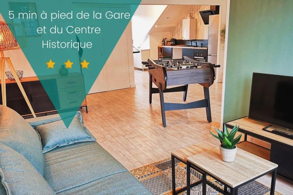 salon z kanapą i stołem w obiekcie Le Convivial F - tout équipé - Centre-Ville Gare w mieście Montluçon