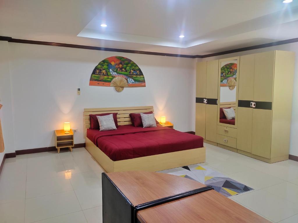 ラマイにあるBEA Privileged Apartmentのベッドルーム1室(ベッド1台、テーブル付)