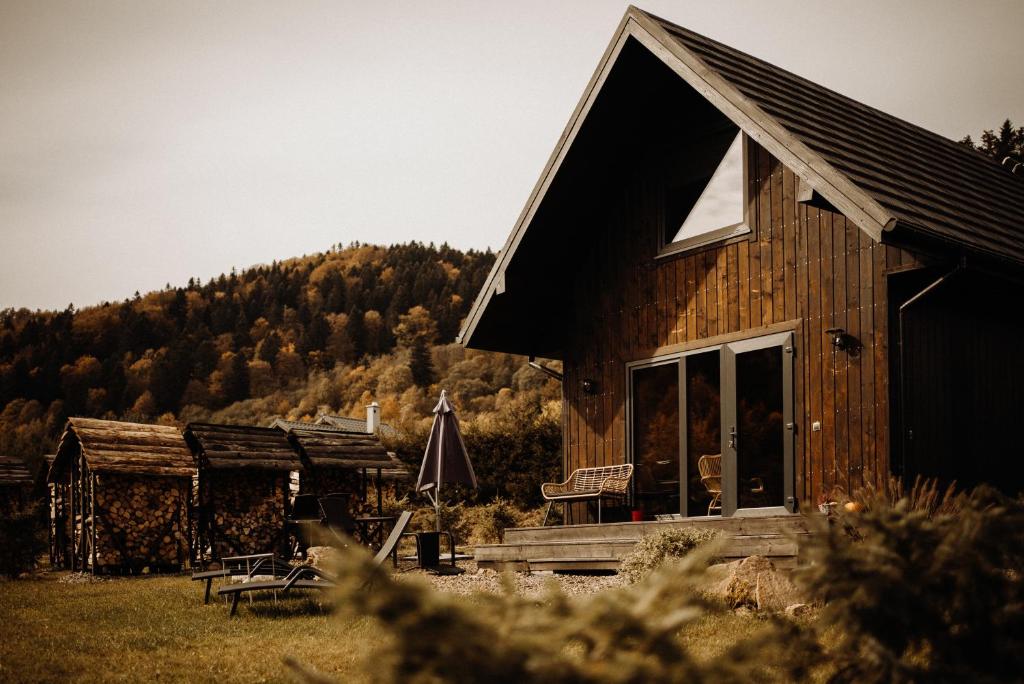 Cabaña de madera con vistas a la montaña en Szumilove Domki z saunami w Bieszczadach, en Baligród