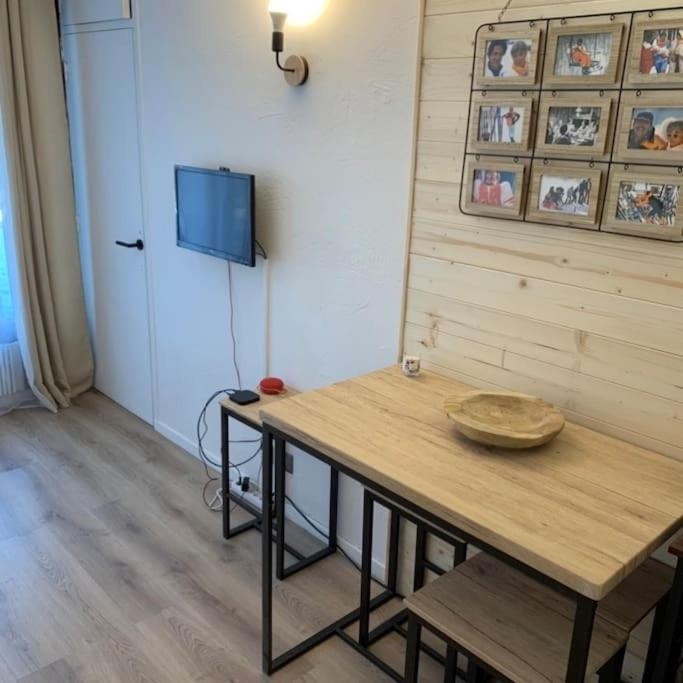 Televízia a/alebo spoločenská miestnosť v ubytovaní Chez Greg les 2 ALPES