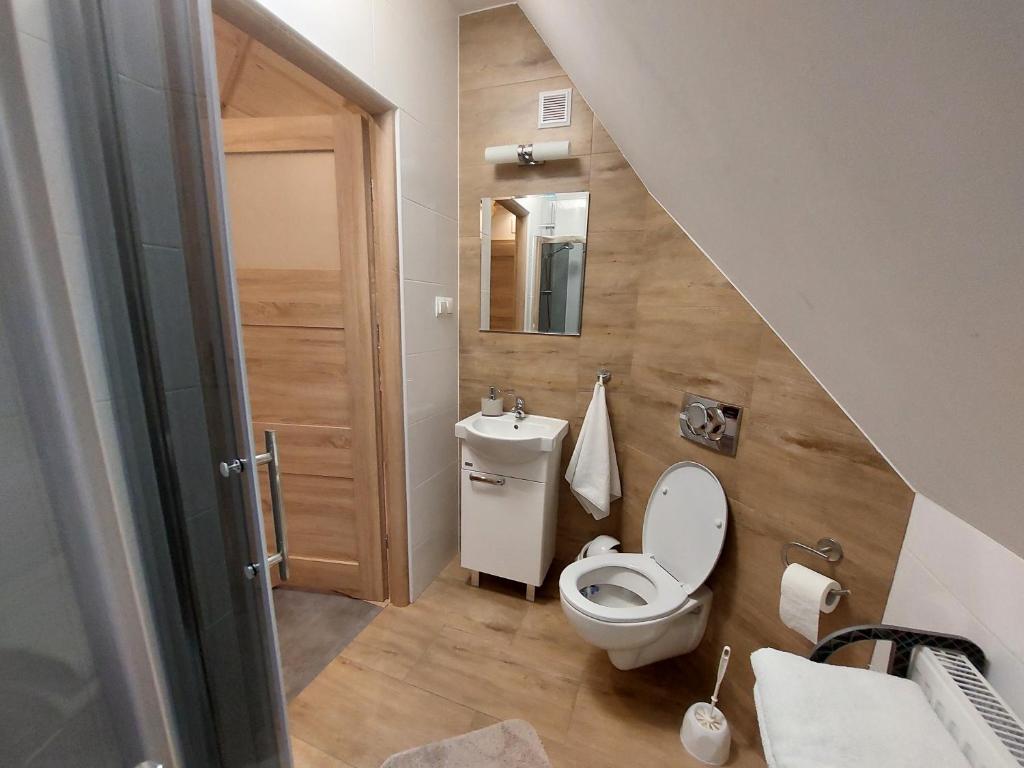 a small bathroom with a toilet and a sink at Pokoje gościnne u Marty in Jurgów