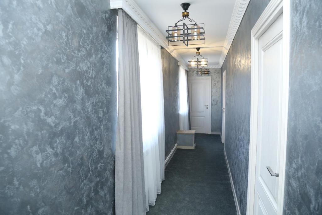 un pasillo con en Hotel MARUNA, en Sevan