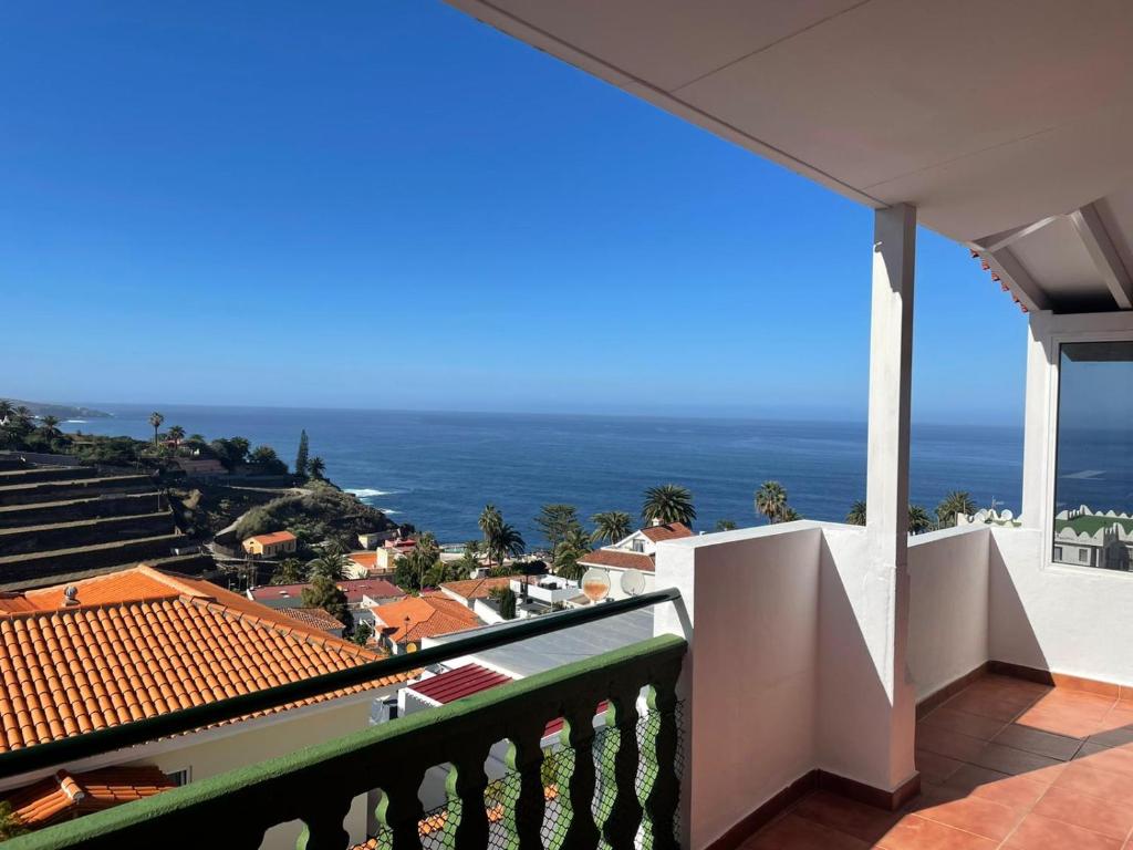 Vom Balkon eines Hauses genießen Sie Meerblick. in der Unterkunft Sunset view in La Romantica, 3 in Los Realejos