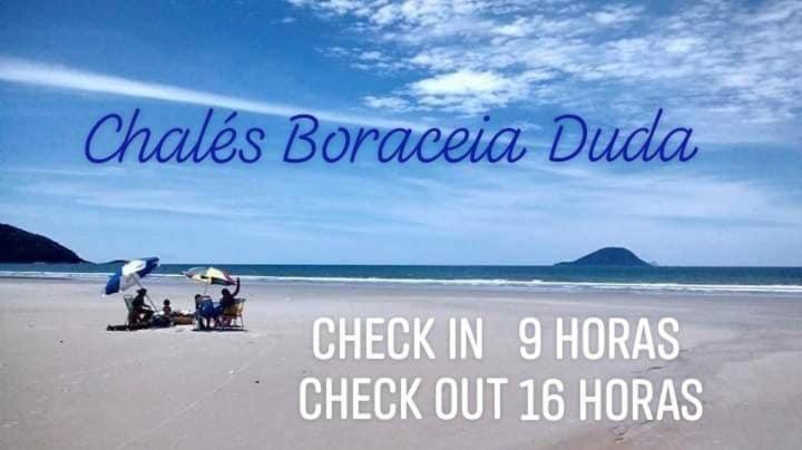 博拉塞亞的住宿－Chalés Boraceia Duda，沙滩上有人坐在沙滩椅上