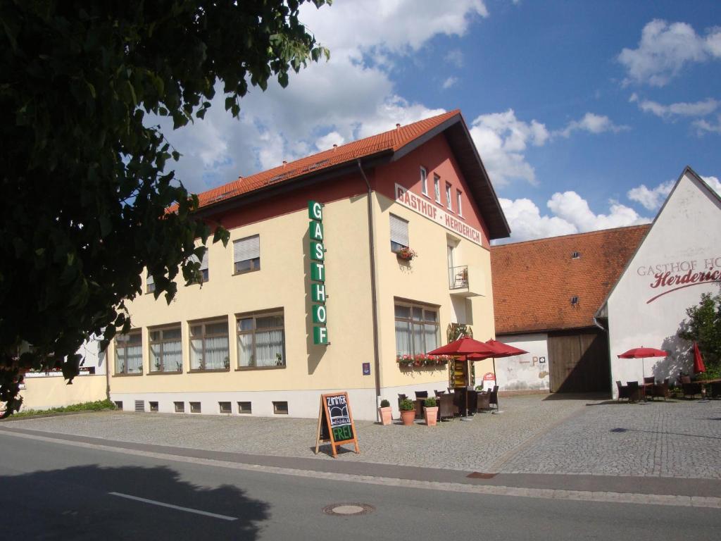 ein Gebäude mit einem Schild davor in der Unterkunft Hotel Gasthof Herderich in Schlüsselfeld
