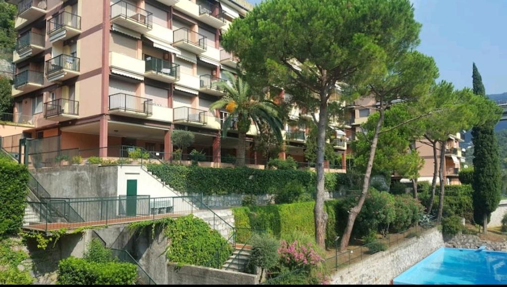 an apartment building with a swimming pool in front of it at Camera privata nell'appartamento in zona residenziale con 2 piscine in Rapallo